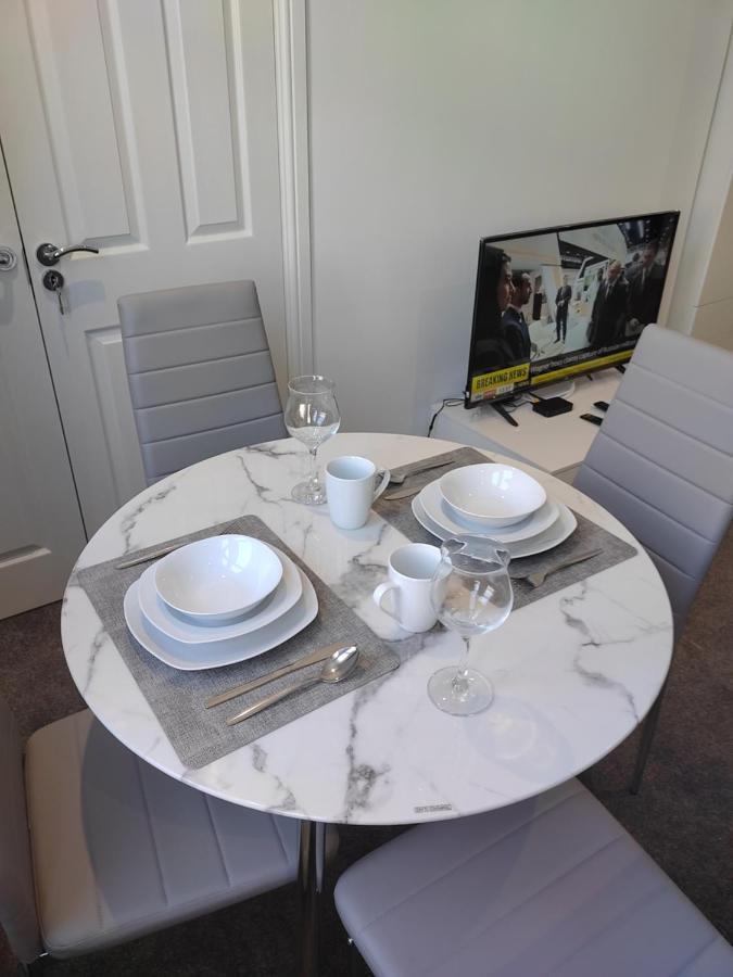 Top Quality Modern Southsea Garden Apartment Sleeps 4 People Portsmouth Buitenkant foto